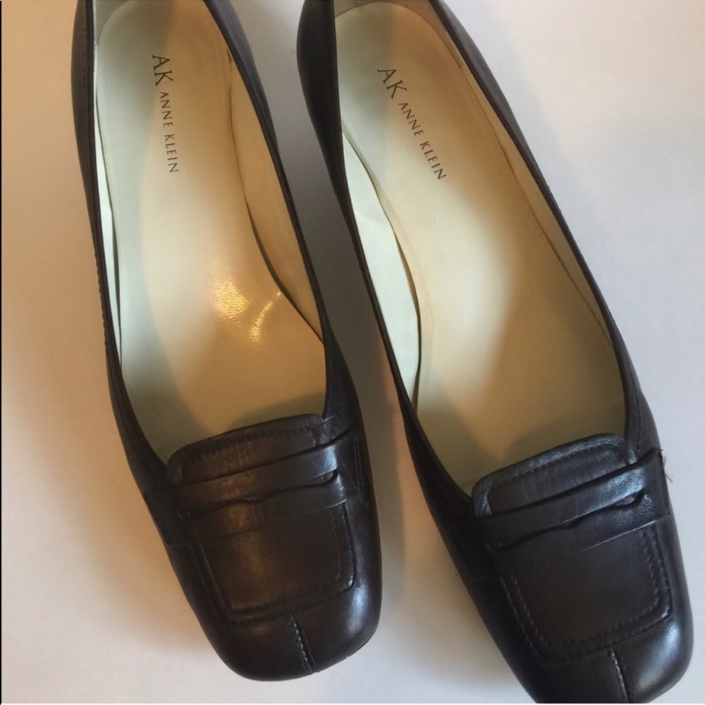 Anne Klein leather uppers kitten heels